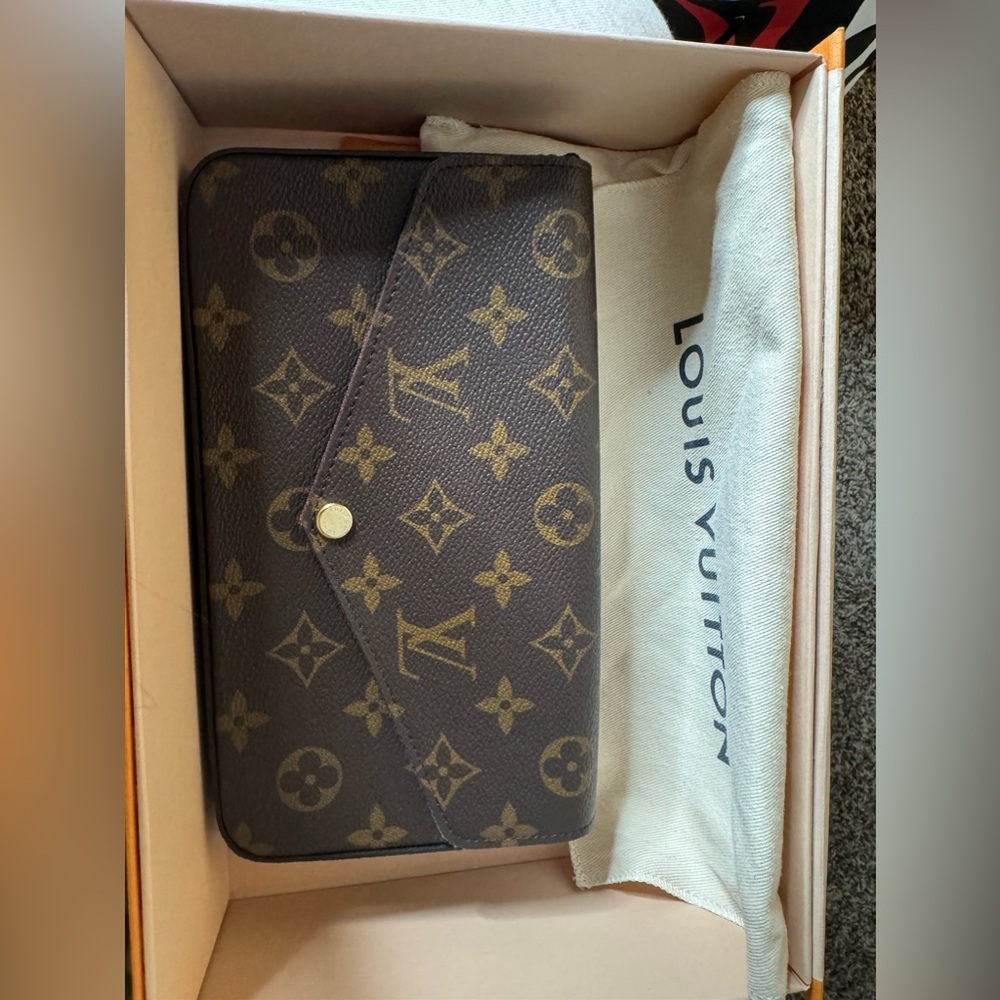 Brand New 
Never used 
Felicie Pochette